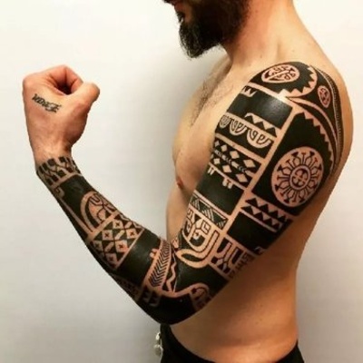  Tatouage maori, polynésien Sur tout le bras d'un homme